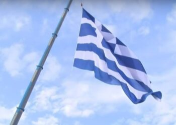 Η ελληνική σημαία έχει επιφάνεια 618 τ.μ. και αποτελεί το μεγαλύτερο, σε επιφάνεια σύμβολο κράτους, που έχει υψωθεί σε όλη την Ευρώπη (φωτ.: YouTube)