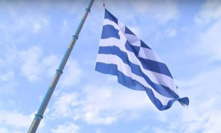Η ελληνική σημαία έχει επιφάνεια 618 τ.μ. και αποτελεί το μεγαλύτερο, σε επιφάνεια σύμβολο κράτους, που έχει υψωθεί σε όλη την Ευρώπη (φωτ.: YouTube)