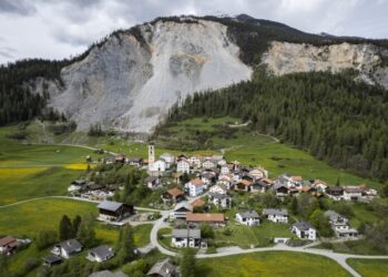 Το χωριό Μπριντς, στις νοτιοανατολικές Άλπεις, απειλείται από την επικείμενη κατάρρευση ενός τμήματος του βουνού που το σκεπάζει (φωτ.: EPA/Gian Ehrenzeller)