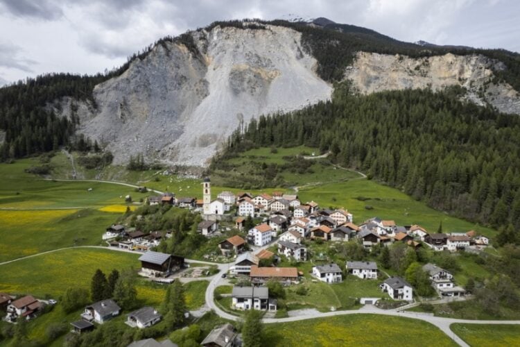 Το χωριό Μπριντς, στις νοτιοανατολικές Άλπεις, απειλείται από την επικείμενη κατάρρευση ενός τμήματος του βουνού που το σκεπάζει (φωτ.: EPA/Gian Ehrenzeller)