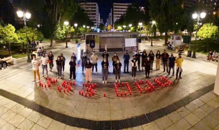 Το περίπτερο της ΕΠΟΝΑ το 2021. Μπροστά από τους εθελοντές διακρίνονται κεριά που σχηματίζουν τον αριθμό 353.000 – όσα και τα θύματα της Γενοκτονίας των Ποντίων (φωτ.: facebook / Ένωση Ποντιακής Νεολαίας Αττικής)