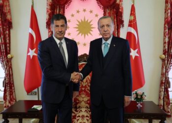Ο Σινάν Ογάν (αριστερά) σε χειραψία με τον Ρετζέπ Ταγίπ Ερντογάν στην Κωνσταντινούπολη, την περασμένη Παρασκευή (φωτ.: ΕΡΑ/Γραφείο Τύπου της Τουρκικής Προεδρίας)