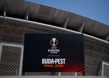 Ταμπέλα έξω από την «Πούσκας Αρένα» της Βουδαπέστης όπου θα διεξαχθεί ο τελικός του Europa League ανάμεσα στη Σεβίλλη και τη Ρόμα (φωτ.: EPA / Zoltan Balogh Hungary Out)