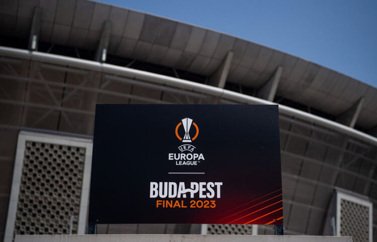 Ταμπέλα έξω από την «Πούσκας Αρένα» της Βουδαπέστης όπου θα διεξαχθεί ο τελικός του Europa League ανάμεσα στη Σεβίλλη και τη Ρόμα (φωτ.: EPA / Zoltan Balogh Hungary Out)