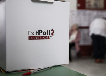Κάλπη exit poll σε εκλογικό τμήμα της Αττικής (φωτ.: EUROKINISSI / Βασίλης Ρεμπάπης)