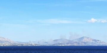Καπνός από τη φωτιά στα Καλύβια (φωτ.: Facebook / Πυρκαγιά Ενημέρωση / Nikolas Papanikolaou)