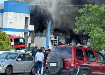 Πυκνός καπνός από τη φωτιά στο εργοστάσιο με μοκέτες έξω από τον Πλατύκαμπο Λάρισας (φωτ.: onlarissa.gr)