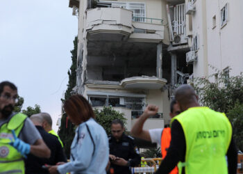Ισραηλινές ομάδες διάσωσης σε κτήριο που έχει χτυπηθεί από παλαιστινιακές ρουκέτες (φωτ. αρχείου: EPA / Abir Sultan)