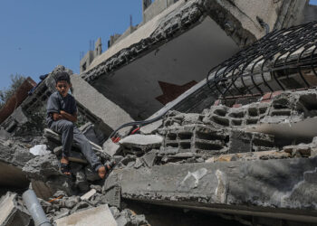 Αγόρι στα συντρίμμια του σπιτιού του Ανάς αλ-Μάστρι, στελέχους του Παλαιστινιακού Ισλαμικού Τζιχάντ, που έγινε στόχος των Ισραηλινών (φωτ.: EPA / Mohammed Saber)