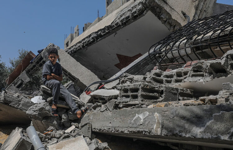 Αγόρι στα συντρίμμια του σπιτιού του Ανάς αλ-Μάστρι, στελέχους του Παλαιστινιακού Ισλαμικού Τζιχάντ, που έγινε στόχος των Ισραηλινών (φωτ.: EPA / Mohammed Saber)