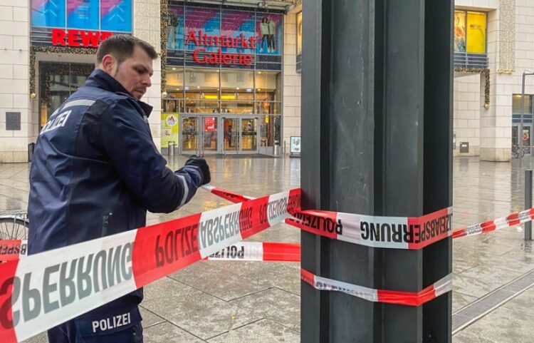 Γερμανός αστυνομικός αποκλείει περιοχή εγκλήματος (φωτ. αρχείου: EPA/Matthias Schumann)