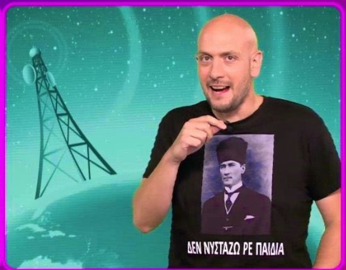 Στιγμιότυπο από την εκπομπή του Alpha Tv με τον Γιάννη Κορδώνη να φορά το μπλουζάκι με την εικόνα του Μουσταφά Κεμάλ