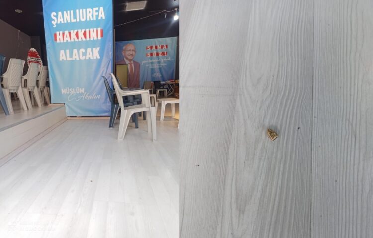 Φωτογραφία με μια από τις σφαίρες στο εκλογικό κέντρο του Ρεπουμπλικανικού κόμματος (CHP) του Κεμάλ Κιλιτσντάρογλου (φωτ.: twitter)
