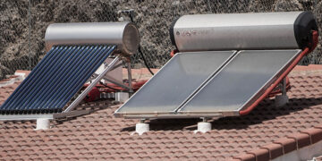 Ηλιακός θερμοσίφωνας σε στέγη σπιτιού (φωτ.: EUROKINISSI / Γιώργος Κονταρίνης)
