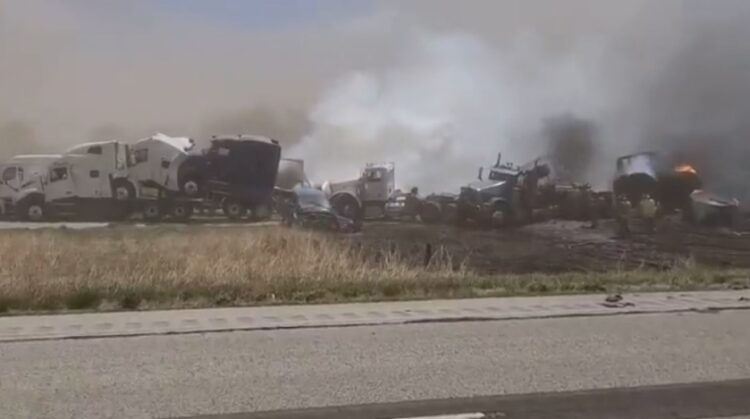 Πολλά από τα οχήματα που ενεπλάκησαν στην καραμπόλα άρπαξαν φωτιά (φωτ.: twitter/Nick Hausen)