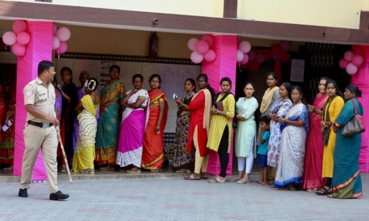 Ινδές περιμένουν να ψηφίσουν σε εκλογικό κέντρο στο Μπανγκαλόρ (φωτ.: . EPA/Jagadeesh Nv)