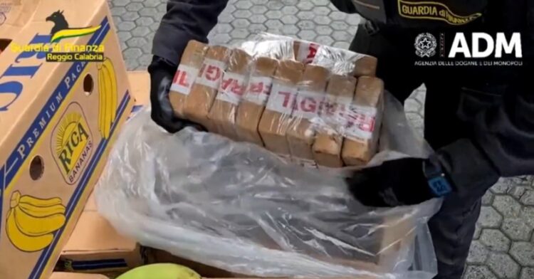 Στιγμιότυπο από τη στιγμή που η αστυνομία κατάσχει τα φορτία της κοκαΐνης μέσα από τα κιβώτια με τις μπανάνες (φωτ.: twitter)