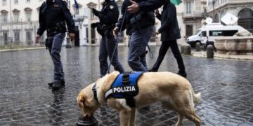 Σκυλί της ιταλικής αστυνομίας ελέγχει εξωτερικό χώρο για κρυμμένα εκρηκτικά (φωτ.: EPA / Angelo Carconi)