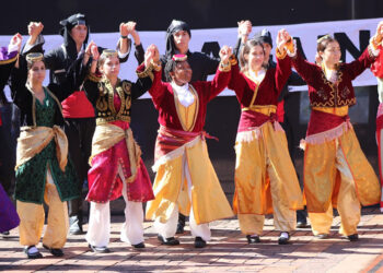 Μαθητές και μαθήτριες της Σχολής ΣΑΧΕΤΙ χορεύουν σερανίτσα (φωτ.: Γεώργιος Βλάχος)