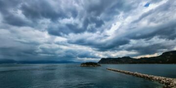 Έντονη συννεφιά και βροχή στην πόλη του Ναυπλίου (φωτ.: ΑΠΕ-ΜΠΕ/Ευάγγελος Μπουγιώτης)