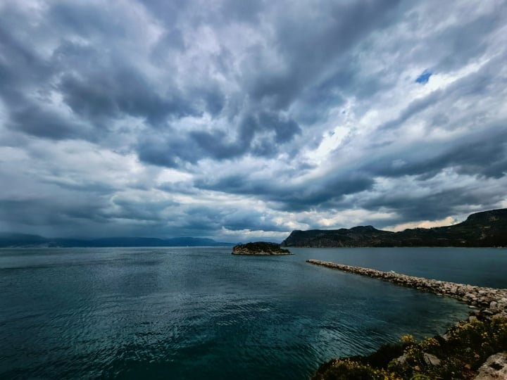 Έντονη συννεφιά και βροχή στην πόλη του Ναυπλίου (φωτ.: ΑΠΕ-ΜΠΕ / Ευάγγελος Μπουγιώτης)