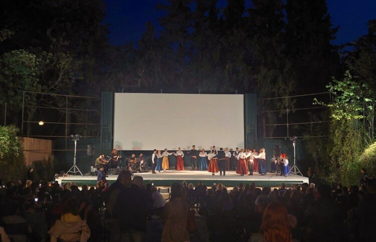 Στιγμιότυπο από την εκδήλωση στην κατάμεστη «Αιολία» για τα 100 χρόνια της Καισαριανής (φωτ.: facebook/δήμος Καισαριανής)
