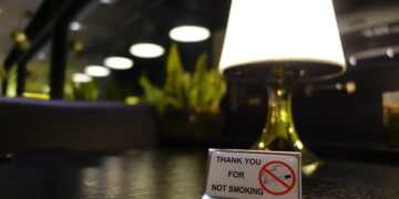 «Ευχαριστούμε που δεν καπνίζετε» γράφει το ταμπελάκι (φωτ.: EUROKINISSI / Γιώργος Κονταρίνης)