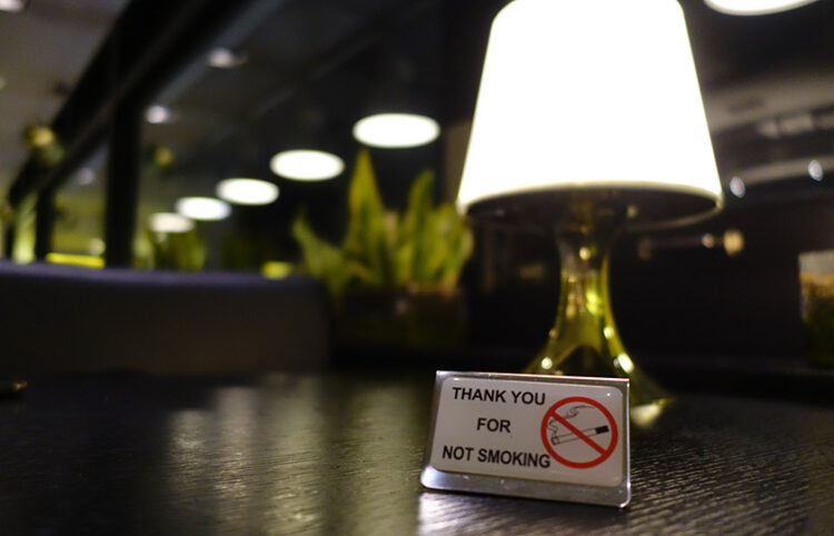 «Ευχαριστούμε που δεν καπνίζετε» γράφει το ταμπελάκι (φωτ.: EUROKINISSI / Γιώργος Κονταρίνης)