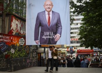 Ζευγάρι περνά κάτω από αφίσα του υποψηφίου των έξι κομμάτων της αντιπολίτευσης Κεμάλ Κιλιτσντάρογλου στην Άγκυρα (φωτ.: EPA/Sedat Suna)