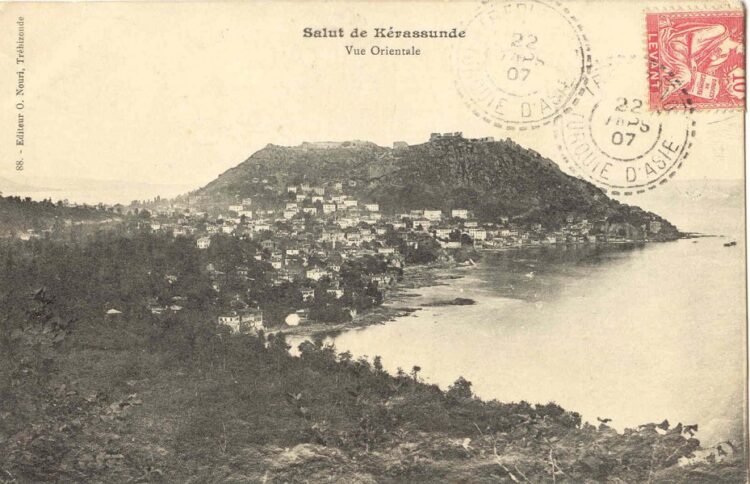 Άποψη της Κερασούντας, στις αρχές του 20ού αιώνα, σε καρτ ποστάλ εποχής (πηγή: en.wikipedia.org/wiki/Giresun/ Osman Nouri/karalahana.com)