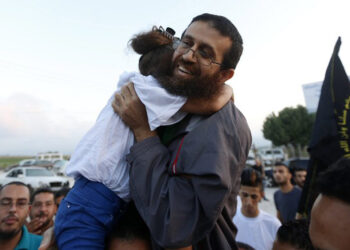 Ο Χαντέρ Αντνάν αγκαλιά με την κόρη του μετά την αποφυλάκισή του τον Ιούλιο του 2015 (φωτ.: EPA / Alaa Badarneh)