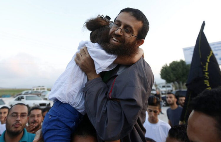 Ο Χαντέρ Αντνάν αγκαλιά με την κόρη του μετά την αποφυλάκισή του τον Ιούλιο του 2015 (φωτ.: EPA / Alaa Badarneh)