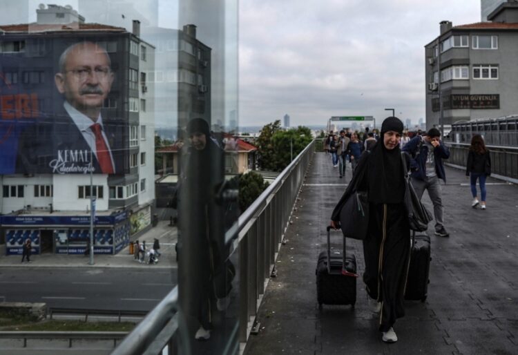 Πολίτες στην Κωνσταντινούπολη βαδίζουν κοντά σε προεκλογικές αφίσες του Κεμάλ Κιλιτσντάρογλου (φωτ.: EPA/Erdem Sahin)