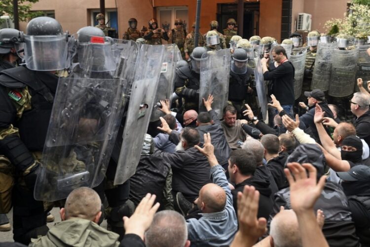 Σέρβοι αντιμετωπίζουν  στρατιώτες της ειρηνευτικής δύναμης του ΝΑΤΟ μπροστά σε δημοτικό κτήριο στο Ζβέτσαν, στο Κόσοβο (φωτ.: EPA/Georgi Licovski)