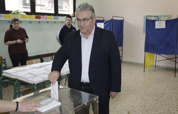 Ο Δημήτρης Κουτσούμπας ψηφίζει στο 152ο εκλογικό τμήμα του Δήμου Λαμιέων (φωτ.: ΑΠΕ-ΜΠΕ / Άρης Μαρτάκος)
