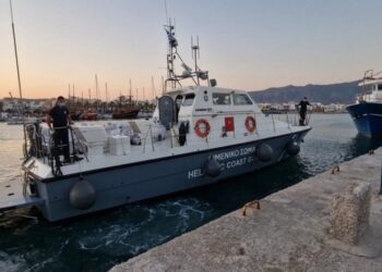 Σκάφος του Λιμενικού στη διάρκεια επιχείρησης διάσωσης μεταναστών από τα νερά του Αιγαίου (φωτ.: ΑΠΕ-ΜΠΕ/Λιμενικό Σώμα)