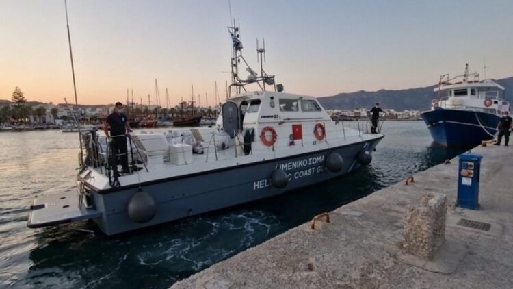 Σκάφος του Λιμενικού στη διάρκεια επιχείρησης διάσωσης μεταναστών από τα νερά του Αιγαίου (φωτ.: ΑΠΕ-ΜΠΕ/Λιμενικό Σώμα)