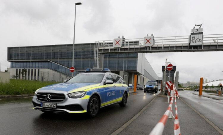 Περιπολικό φεύγει από το εργοστάσιο της Mercedes όπου σημειώθηκε η διπλή δολοφονία (φωτ.: EPA/Ronald Wittek)