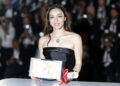 Η Μερβέ Ντιζντάρ με το βραβείο της (φωτ.: EPA / Guillaume Horcajuelo)