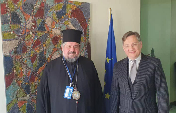 Ο μητροπολίτης Ζάμπιας Ιωάννης με τον πρέσβη της ΕΕ στη Ζάμπια Γιάτσεκ Γιανκόφσκι (φωτ.: Facebook / Orthodox Metropolis of Zambia)
