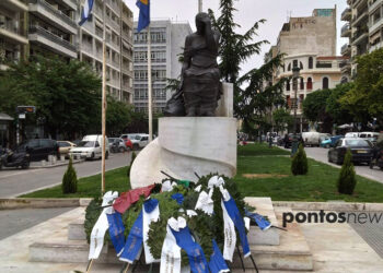 Το άγαλμα της Πόντιας μάνας, στην πλατεία Αγίας Σοφίας, στη Θεσσαλονίκη (φωτ.: Έλλη Τσολάκη)