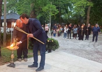 Στιγμιότυπο από το άναμμα της φλόγας στο Μνημείο Γενοκτονίας του Ποντιακού Ελληνισμού στο δημοτικό πάρκο Νάουσας (φωτ.: δήμος Νάουσας)