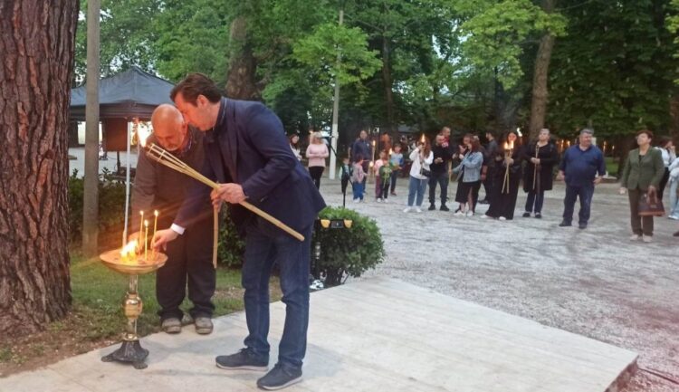 Στιγμιότυπο από το άναμμα της φλόγας στο Μνημείο Γενοκτονίας του Ποντιακού Ελληνισμού στο δημοτικό πάρκο Νάουσας (φωτ.: δήμος Νάουσας)