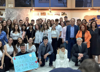 Μαθητές και μαθήτριες του 1ου ΓΕΛ Νέας Ιωνίας (φωτ.: Facebook / Ίδρυμα της Βουλής των Ελλήνων για τον Κοινοβουλευτισμό και τη Δημοκρατία)