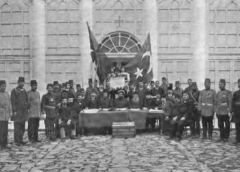 Στιγμιότυπο από το ιδρυτικό συνέδριο του κινήματος των Νεότουρκων στη Θεσσαλονίκη (φωτ.: wikipedia)