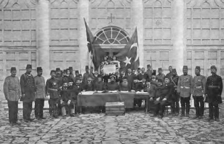 Στιγμιότυπο από το ιδρυτικό συνέδριο του κινήματος των Νεότουρκων στη Θεσσαλονίκη (φωτ.: wikipedia)