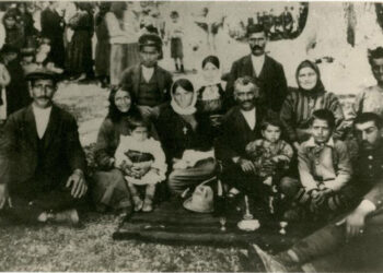 Οικογένεια προσφύγων από τον Πόντο, το 1926 (πηγή: Δημόσια Κεντρική Βιβλιοθήκη Βέροιας / Συλλογή Χρύσας Κωστοπούλου)