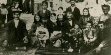 Οικογένεια προσφύγων από τον Πόντο, το 1926 (πηγή: Δημόσια Κεντρική Βιβλιοθήκη Βέροιας / Συλλογή Χρύσας Κωστοπούλου)