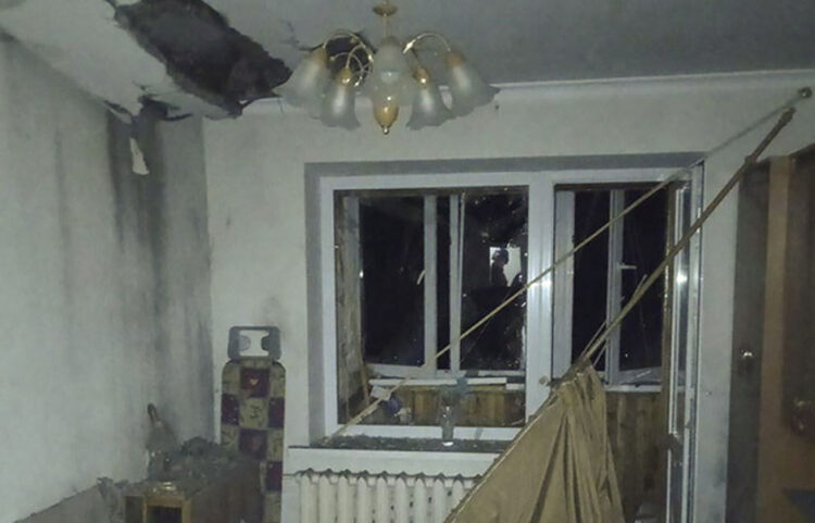 Ζημιές σε σπίτι στο Κίεβο μετά την επίθεση των ρωσικών drone (φωτ.: EPA / Kyiv City Military Administration)