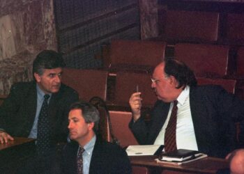 Θεόδωρος Πάγκαλος και Φίλιππος Πετσάλνικος στη Βουλή κατά τη διάρκεια της συζήτησης για τη σύσταση εξεταστικής επιτροπής για την υπόθεση Οτζαλάν, 12 Μαρτίου 1999 (φωτ.: ΑΠΕ-ΜΠΕ / Μαρία Μαρογιάννη)